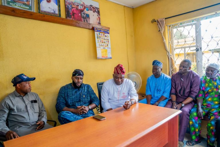 Oyo Speaker, Ogundoyin Pays Condolence Visit to Eruwa PMS Over Tragic Bus Crash That Claimed Lives of Its Member, Indigenes