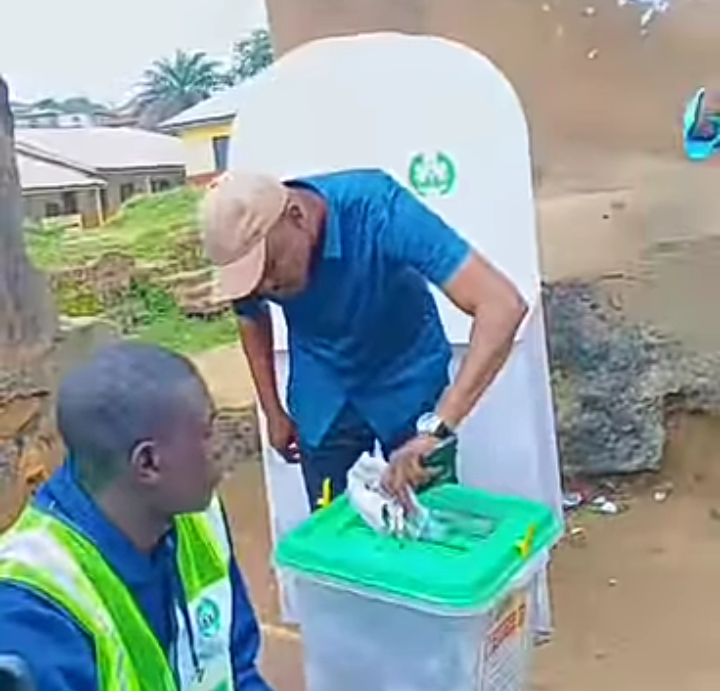 Ibadan North Bye-election: PDP Candidate, Folajimi Oyekunle ‘DoN’, Casts His Vote at Ward 4, Unit 12